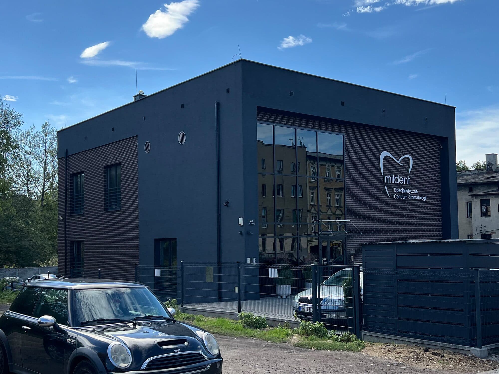 Centrum Stomatologii w Chorzowie — zrealizowany budynek od strony ulicy