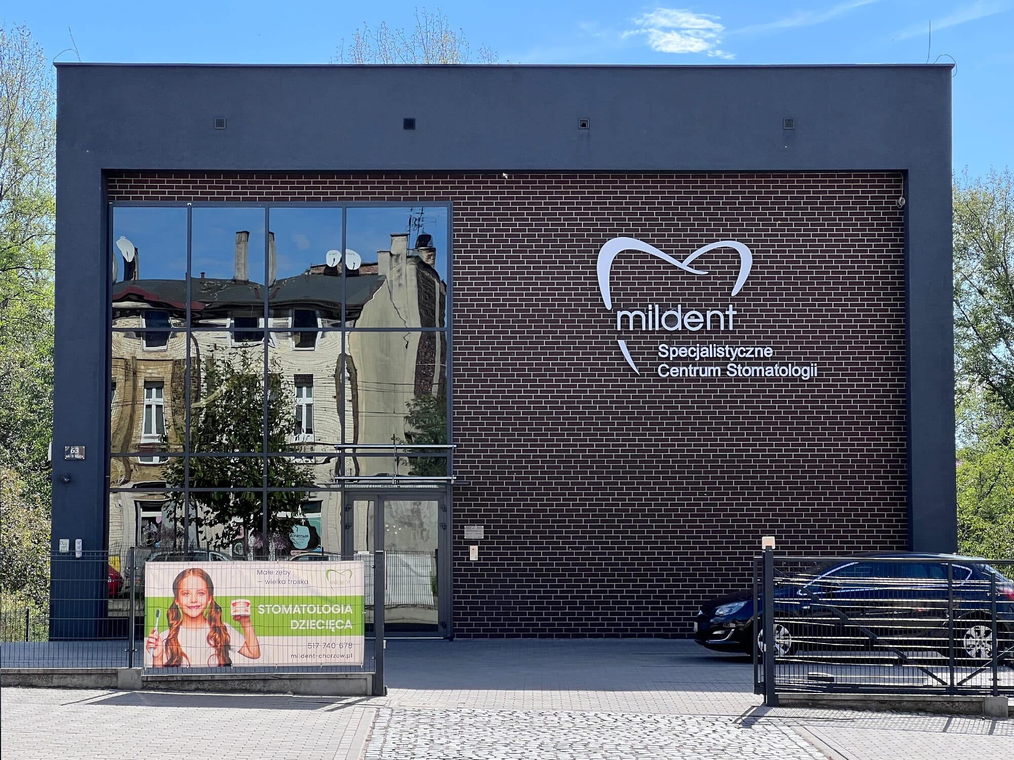 Centrum Stomatologii w Chorzowie — elewacja frontowa z przeszkleniem klatki schodowej