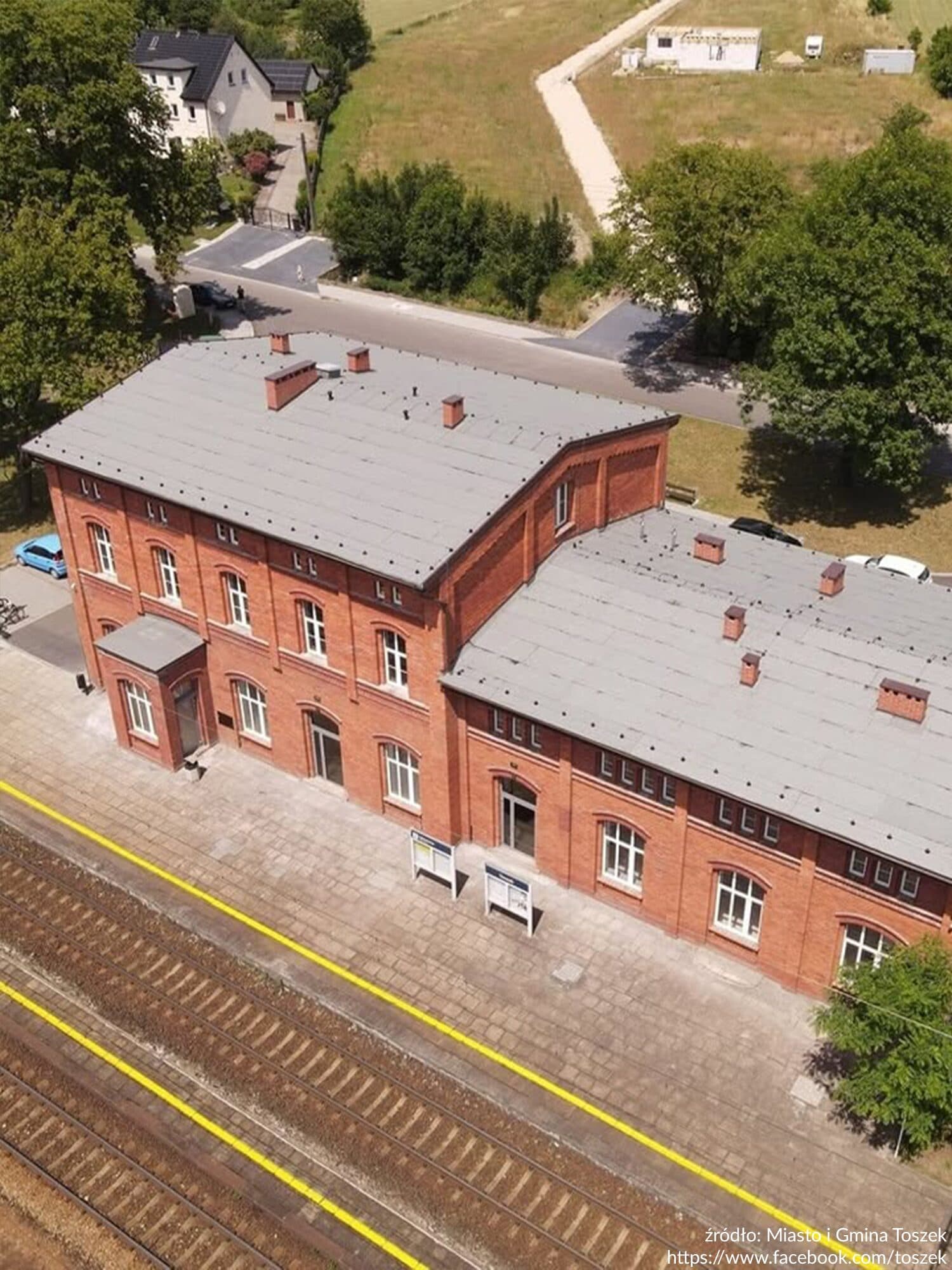 Centrum przesiadkowe w budynku dworca kolejowego w Toszku — odnowiony dach i elewacja od strony torów