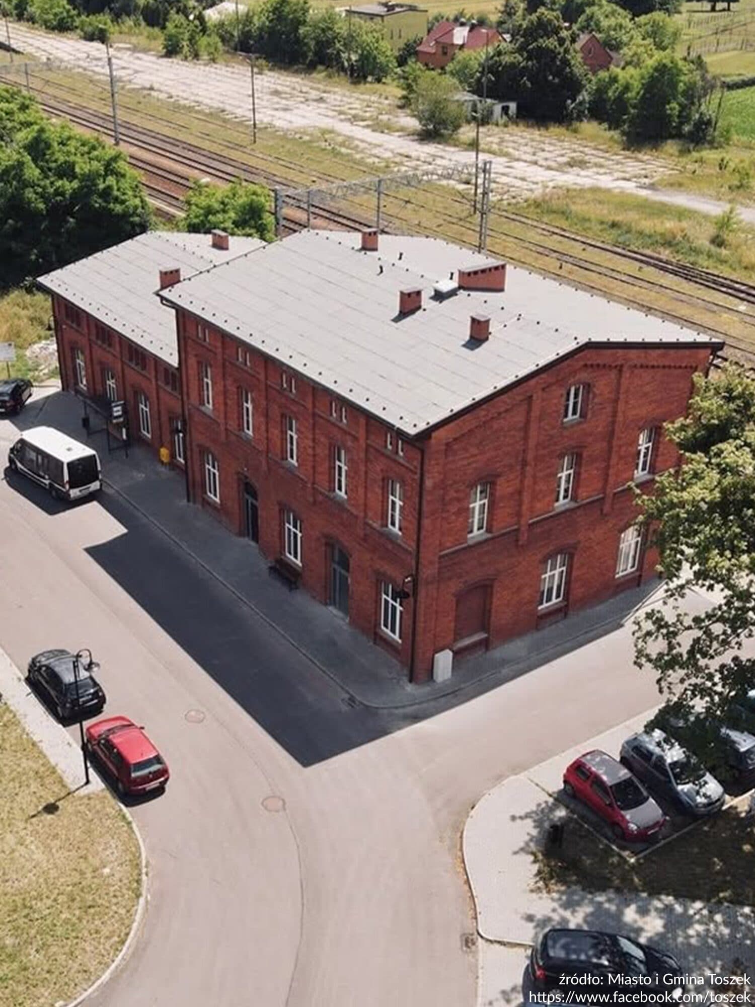 Centrum przesiadkowe w budynku dworca kolejowego w Toszku — budynek od strony parkingu