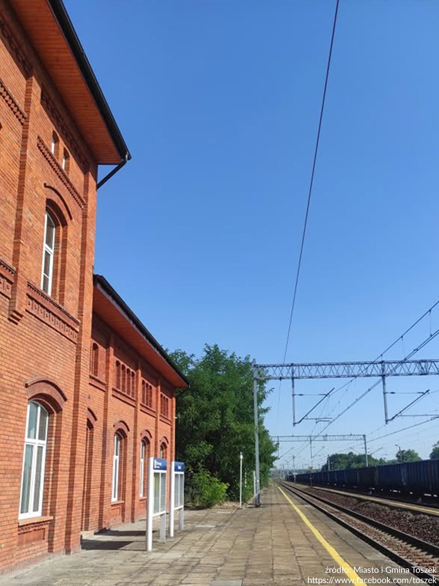 Centrum przesiadkowe w budynku dworca kolejowego w Toszku — elewacja wzdłuż peronu