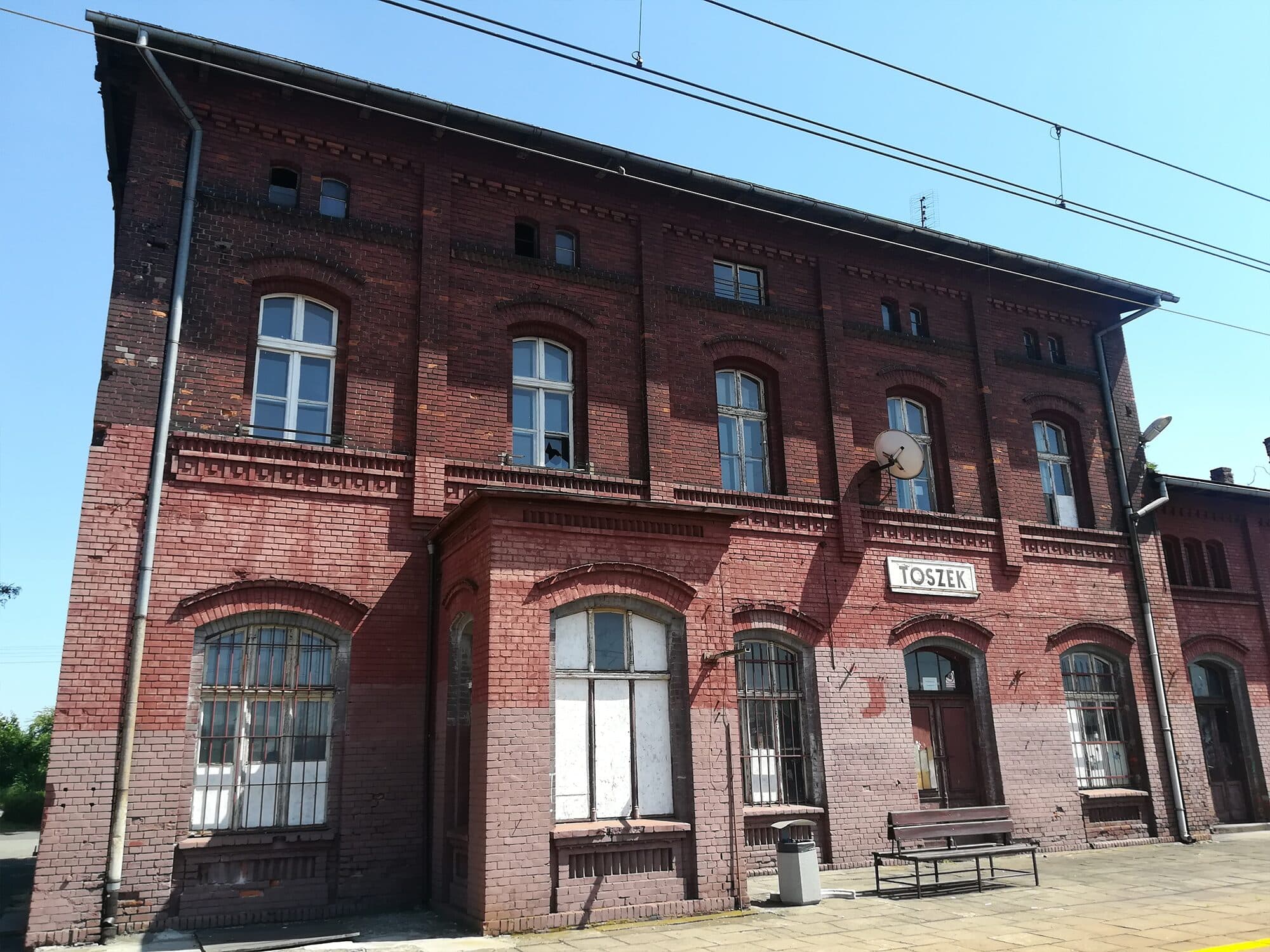 Centrum przesiadkowe w budynku dworca kolejowego w Toszku — elewacja frontowa przed renowacją