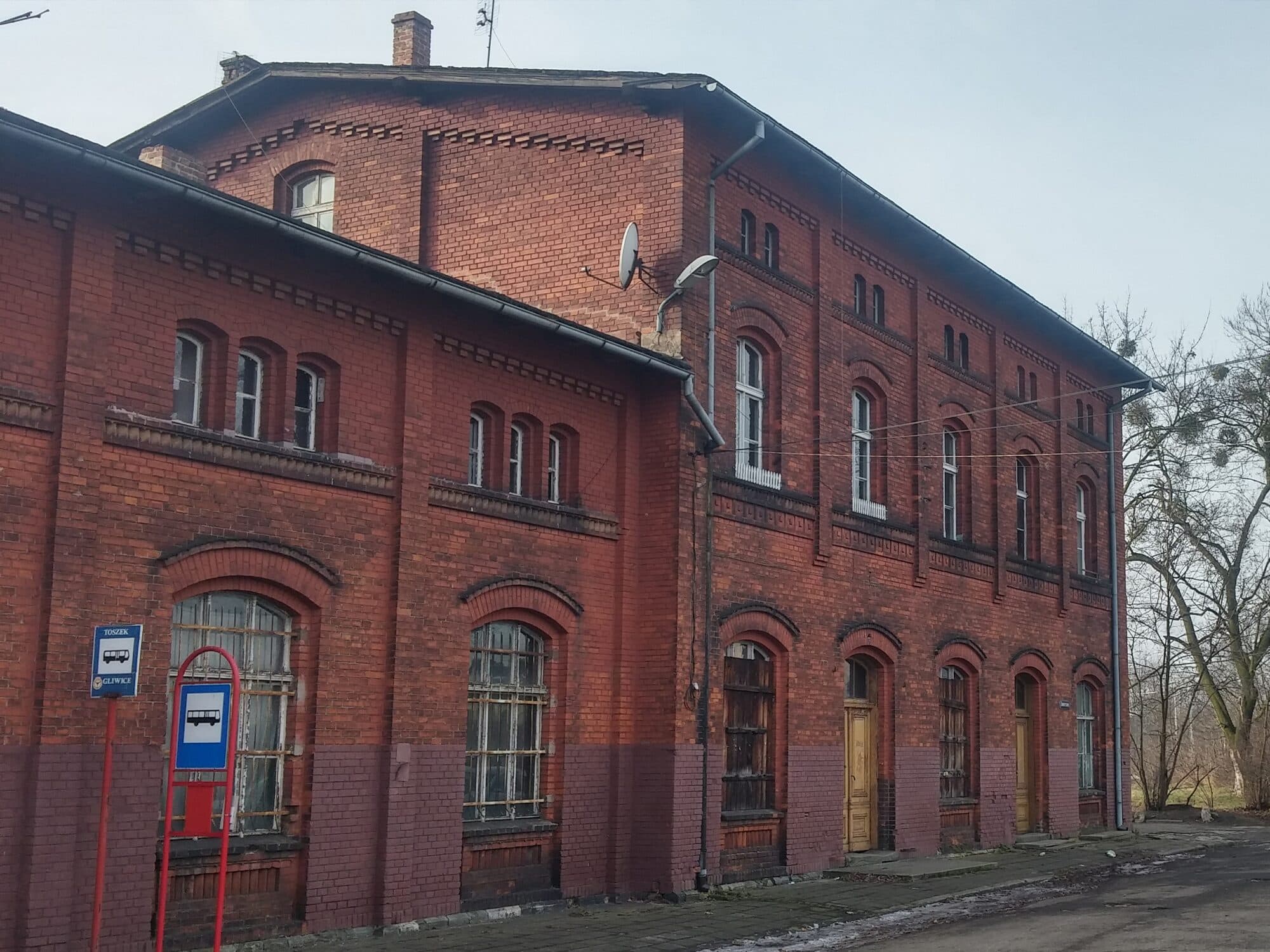 Centrum przesiadkowe w budynku dworca kolejowego w Toszku — elewacja boczna przed renowacją