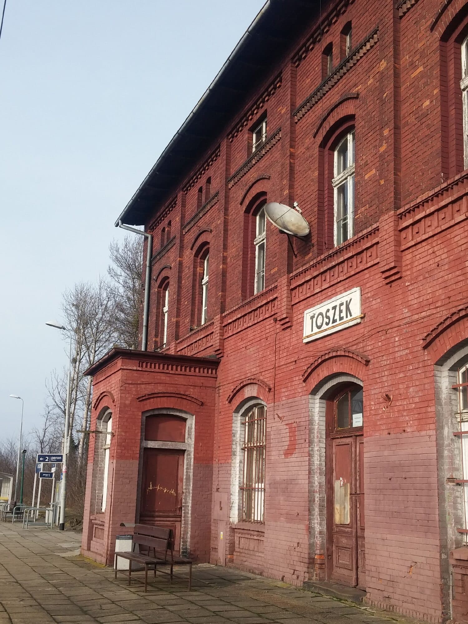 Centrum przesiadkowe w budynku dworca kolejowego w Toszku — wejście od strony peronu przed renowacją