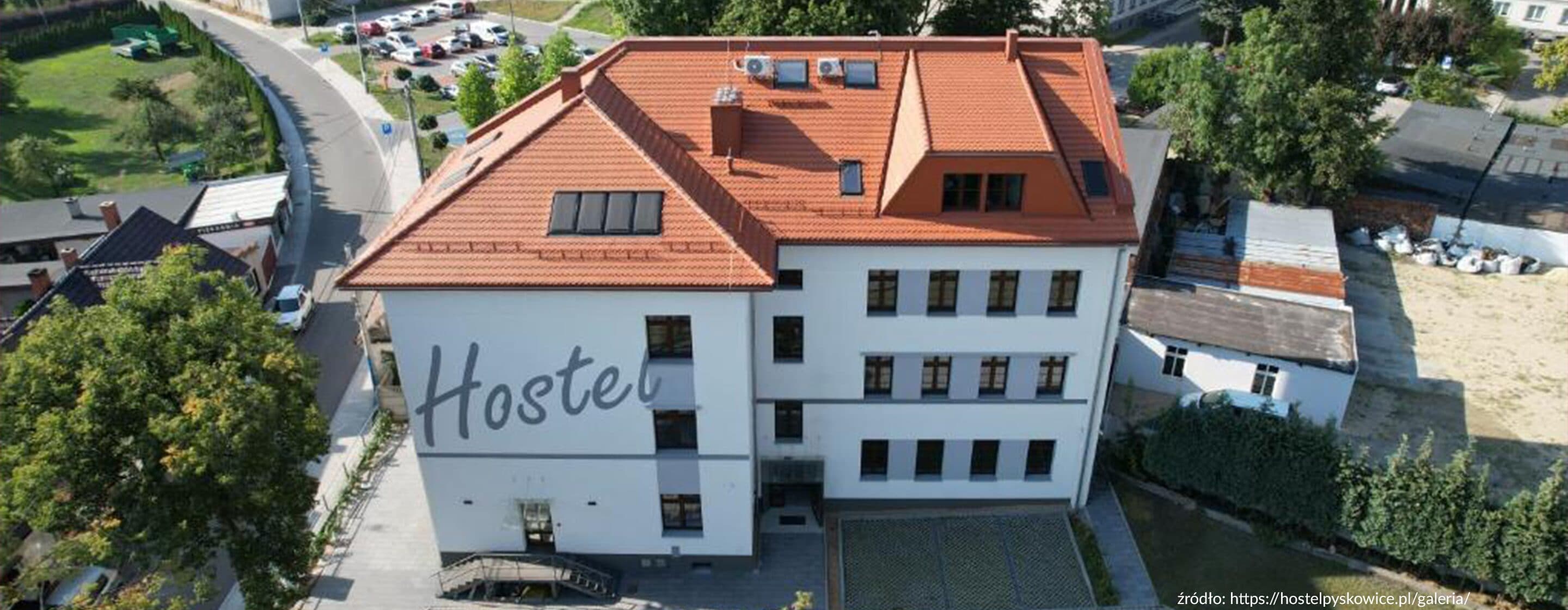 Hostel w Pyskowicach — widok z lotu ptaka na budynek po przebudowie