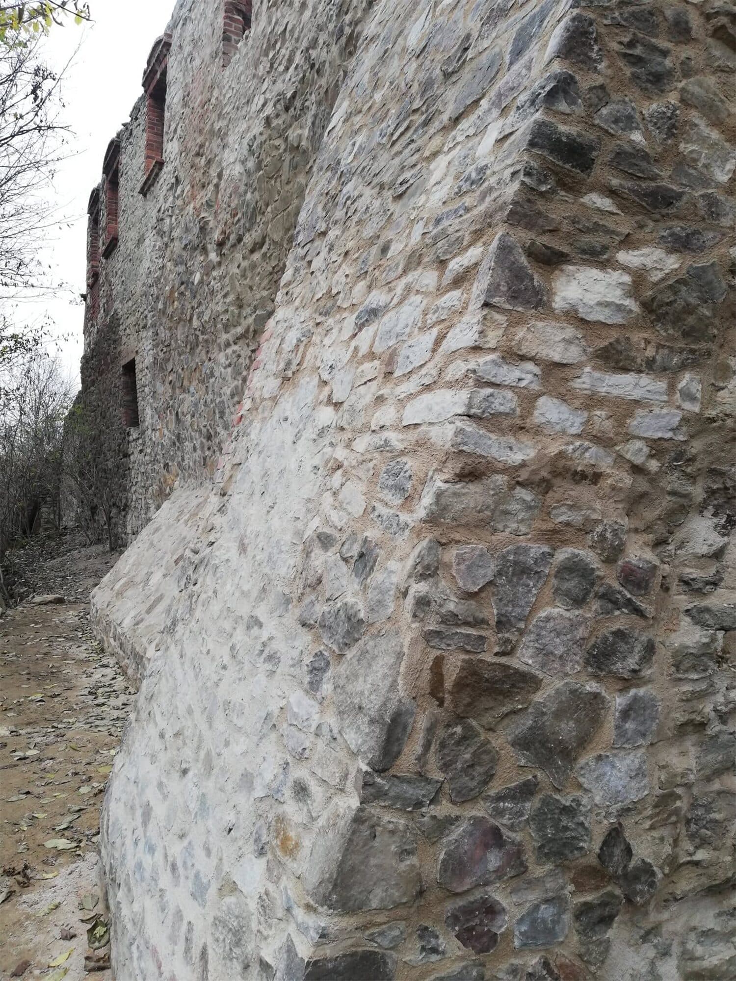 Remont fragmentu muru obronnego na Zamku w Toszku — wzmocniony fragment muru