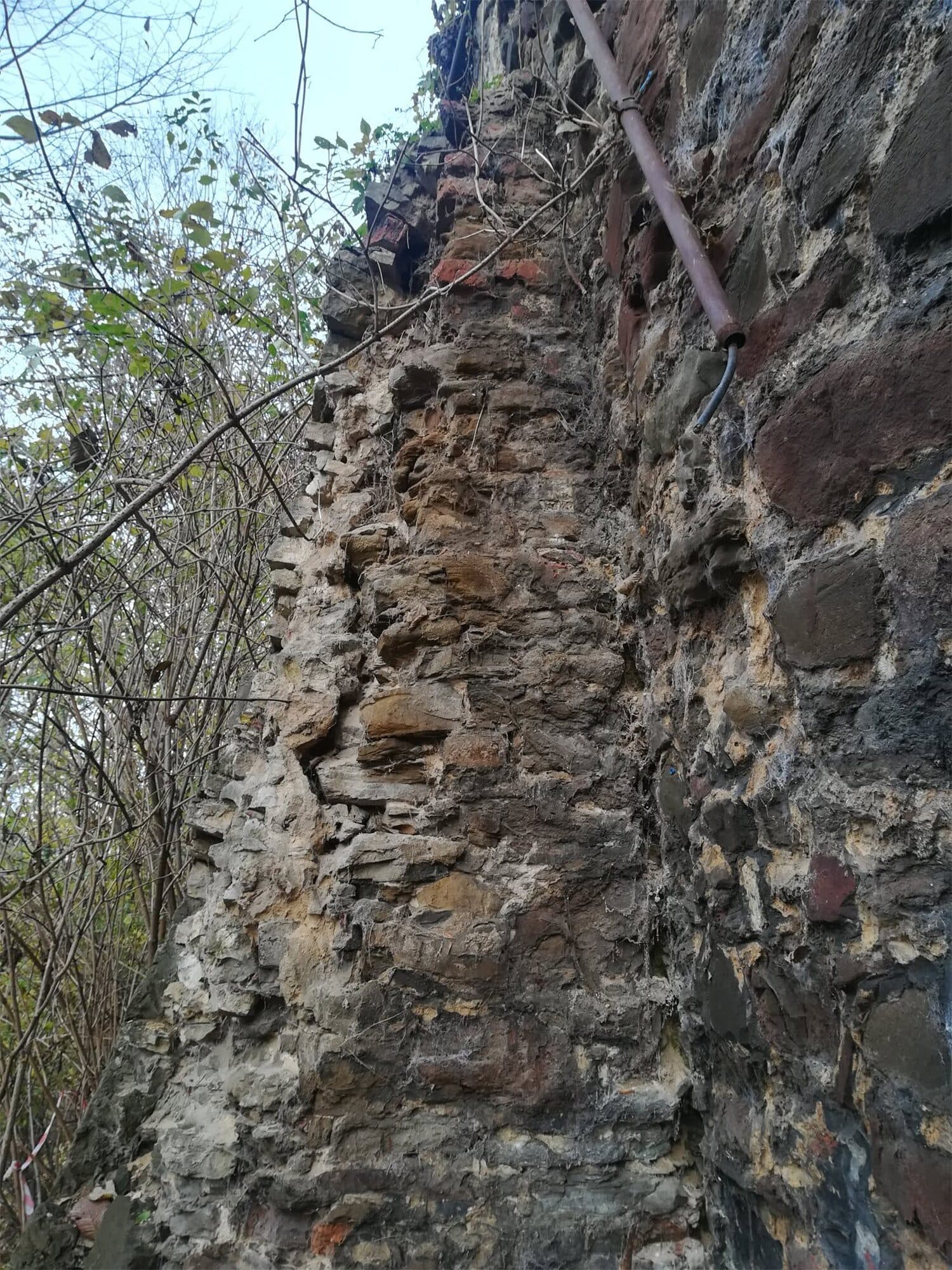 Remont fragmentu muru obronnego na Zamku w Toszku — osunięty fragment muru przed remontem