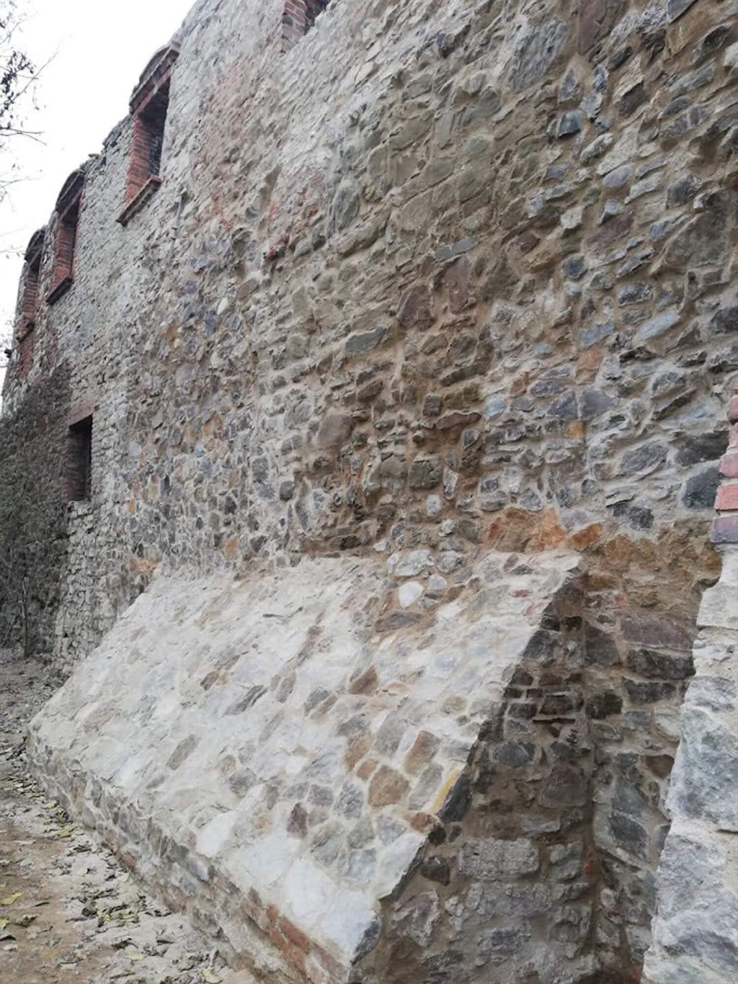 Remont fragmentu muru obronnego na Zamku w Toszku — mur po odtworzeniu osuniętej części