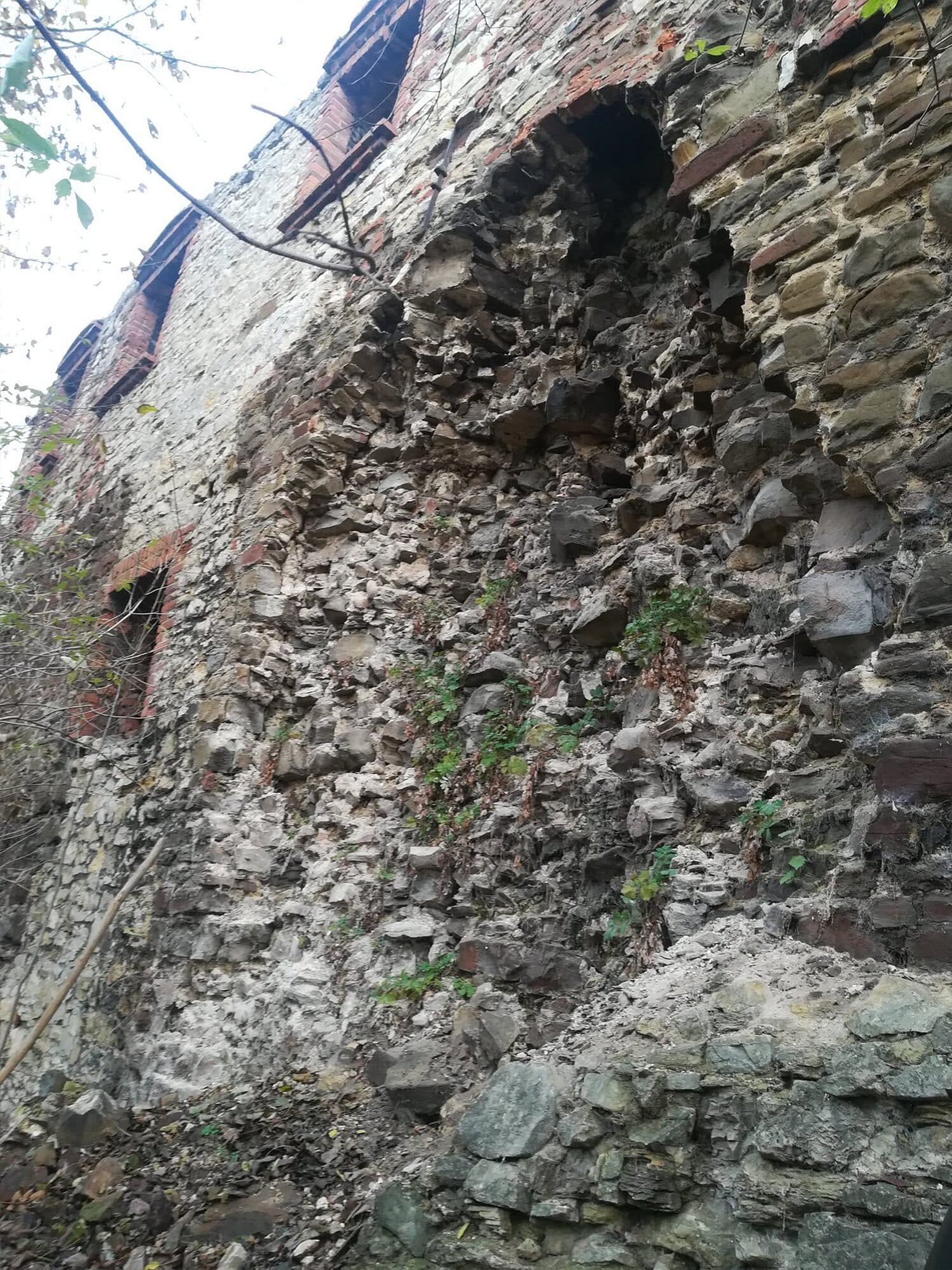 Remont fragmentu muru obronnego na Zamku w Toszku — uszkodzony fragment muru przed remontem