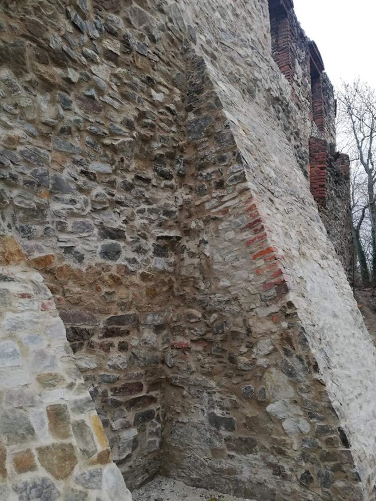 Remont fragmentu muru obronnego na Zamku w Toszku — odtworzony fragment muru